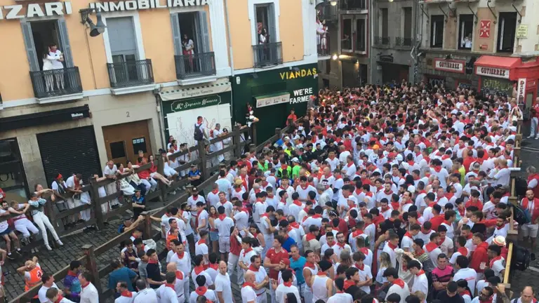 Plaza del Ayuntamiento en los momentos previos al sexto encierro de San Fermín 2023 con toros de Jandilla. IÑIGO ALZUGARAY