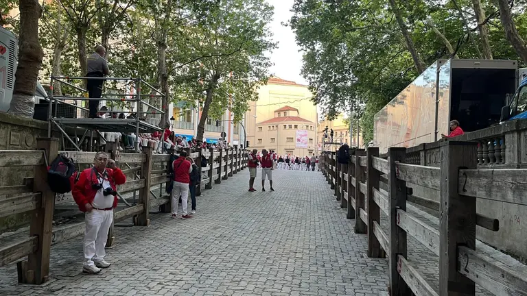 Bajada al callejón de la plaza de toros de Pamplona en los momentos previos al sexto encierro de San Fermín 2023 con toros de la ganadería de Jandilla. PABLO LASAOSA