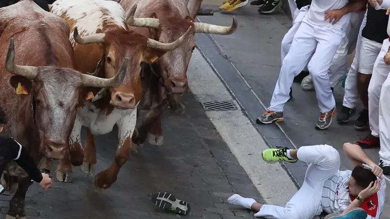 Sexto encierro de los sanfermines este miércoles, en Pamplona, con toros de la ganadería de Jandilla, un recorrido limpio de 2 minutos y 31 segundos de duración. EFE/ Villar Lopez