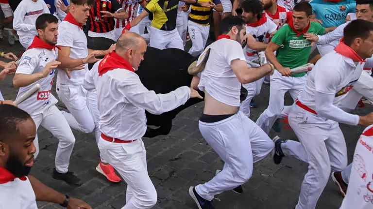 Sexto encierro de las fiestas de San Fermín 2023 en el tramo de Telefónica con toros de Jandilla. HÉCTOR NAVARRO