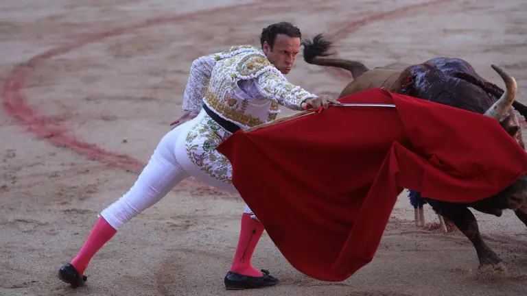 Antonio Ferrera con su primer toro de la tarde en la séptima corrida de la Feria del Toro de San Fermín 2023 en Pamplona con toros de la ganadería Jandilla. ÍÑIGO ALZUGARAY