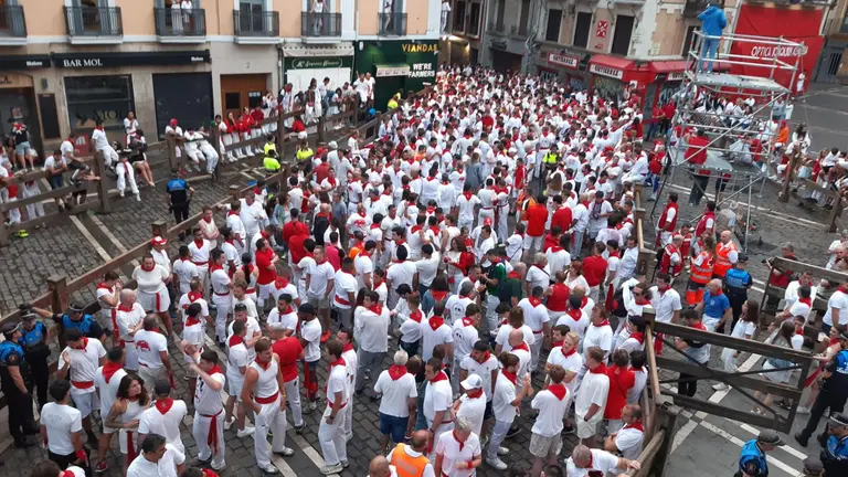 Plaza del Ayuntamiento de Pamplona momentos previos al séptimo encierro de San Fermín 2023 con toros de la ganadería de Victoriano del Río. IRANZU LARRASOAÑA