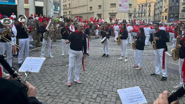Una charanga ameniza la espera en el tramo de Telefónica momentos previos al séptimo encierro de San Fermín 2023 con toros de la ganadería de Victoriano del Río. MAITE H. MATEO