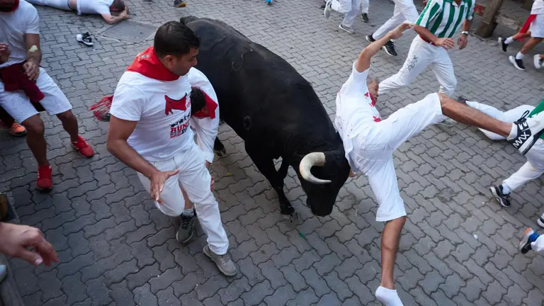 Séptimo encierro de San Fermín 2023 con toros de Victoriano del Río en la bajada al callejón. Eduardo Sanz - Europa Press