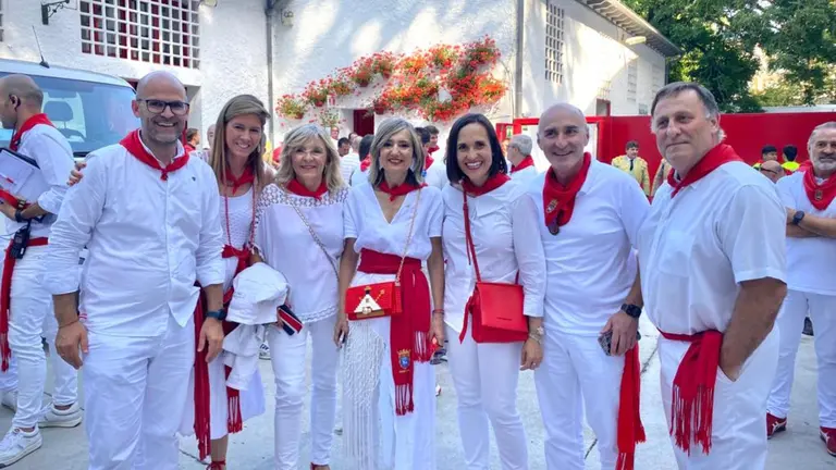Cristina Ibarrola, alcaldesa de Pamplona, en el patio de caballos de la plaza de toros con parte de su equipo y amigos antes de la séptima corrida de la Feria del Toro de San Fermín. JASMINA AHMETSPAHIC