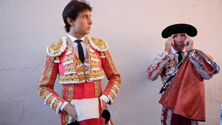 El diestro Andrés Roca Rey en el patio de caballos antes de comenzar esta tarde en la Plaza de Toros de Pamplona el festejo taurino dentro de la Feria del Toro de los Sanfermines 2023, donde ha compartido cartel con Emilio de Justo y Tomás Rufo con toros de la ganadería madrileña de Victoriano del Rio Cortés.   EFE/Villar López