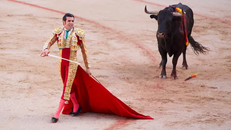 Emilio de Justo en la lidia de su primer toro de la tarde de la séptima corrida de la Feria del Toro de San Fermín con toros de la ganadería Victoriano del Río. MAITE H. MATEO