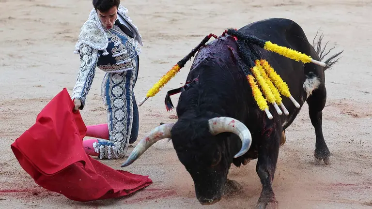 El diestro Tomás Rufo con su primer toro en suerte esta tarde en la Plaza de Toros de Pamplona dentro de la Feria del Toro de los Sanfermines 2023, donde ha compartido cartel con Emilio de Justo y Andrés Roca Rey con toros de la ganadería madrileña de Victoriano del Rio Cortés.   EFE/Villar López