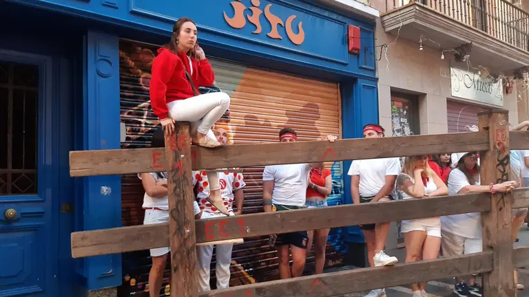 Espectadores esperan el comienzo del último encierro de San Fermín 2023 con toros de la ganadería Miura. IRANZU LARRASOAÑA