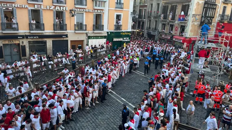 Plaza del Ayuntamiento antes comienzo del último encierro de San Fermín 2023 con toros de la ganadería Miura. MAITE H. MATEO