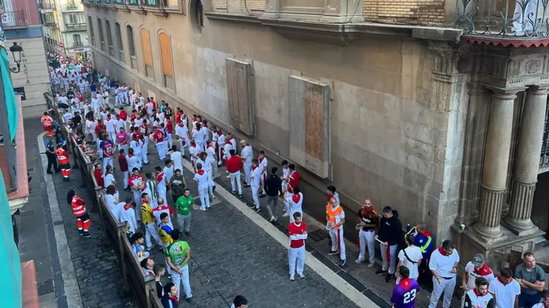 Tramo del final de la Cuesta de Santo Domingo antes comienzo del último encierro de San Fermín 2023 con toros de la ganadería Miura. MAITE H. MATEO