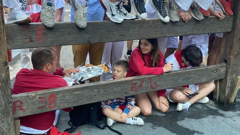 Espectadores esperan el comienzo del último encierro de San Fermín 2023 con toros de la ganadería Miura. JASMINA AHMETSPAHIC