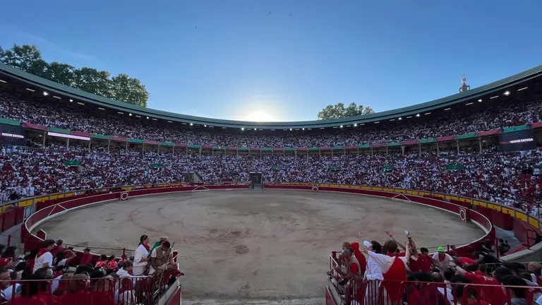 Plaza de toros de Pamplona antes comienzo del último encierro de San Fermín 2023 con toros de la ganadería Miura. PABLO LASAOSA