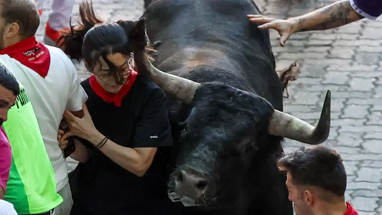 Último encierro de San Fermín 2023 con toros de Miura en la bajada al callejón. EFE - J.P. Urdiroz (2)
