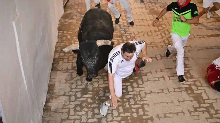 Último encierro de San Fermín 2023 con toros de Miura en el callejón. PABLO LASAOSA