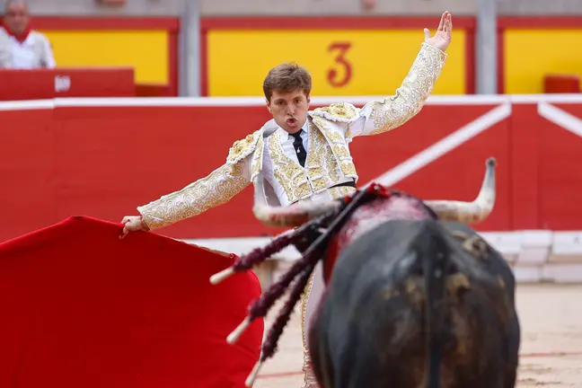 El diestro Juan Leal durante la lidia al primer toro de la tarde en la última corrida de abono de la Feria del Toro de los Sanfermines 2023, con toros de la ganadería sevillana de Miura, donde ha compartido cartel con Rubén Pinar y Juan Leal. EFE/ Rodrigo Jiménez