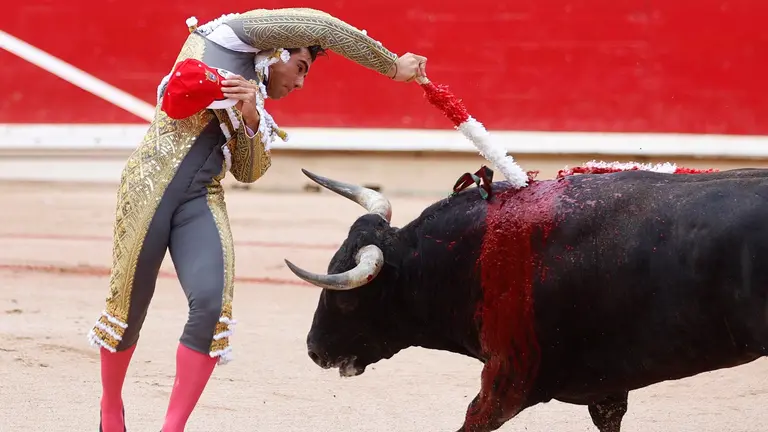 El diestro Jesús Enrique Colombo coloca un par de banderillas a su primer toro de la tarde en la última corrida de abono de la Feria del Toro de los Sanfermines 2023, con toros de la ganadería sevillana de Miura, donde ha compartido cartel con Rubén Pinar y Juan Leal. EFE/ Rodrigo Jiménez