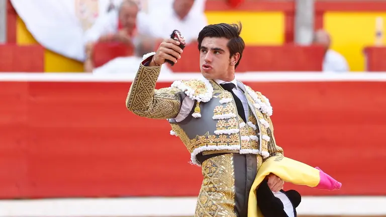 El diestro Jesús Enrique Colombo corta una oreja a su primer toro de la tarde en la última corrida de abono de la Feria del Toro de los Sanfermines 2023, con toros de la ganadería sevillana de Miura, donde ha compartido cartel con Rubén Pinar y Juan Leal. EFE/ Rodrigo Jiménez