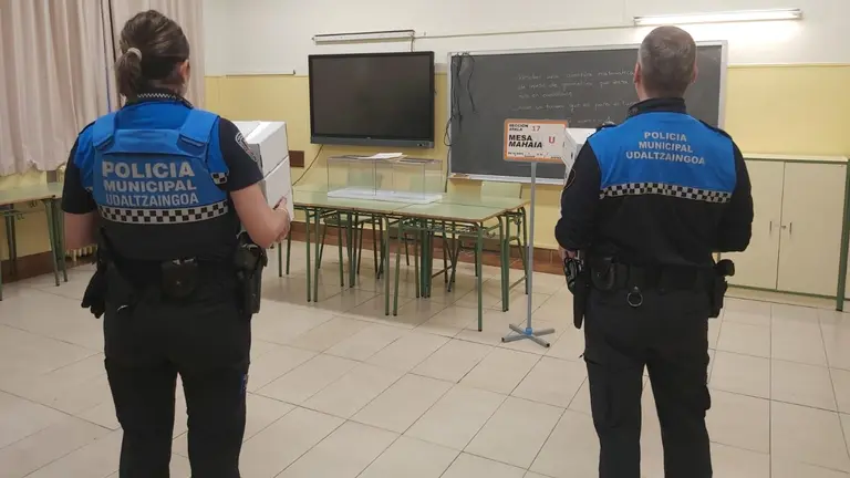 Apertura de los colegios electorales en Pamplona. POLICÍA MUNICIPAL