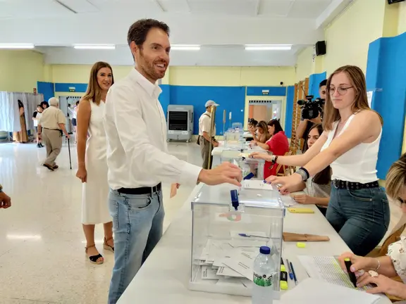 El candidato del PPN al Congreso Sergio Sayas votando este domingo. - EUROPA PRESS