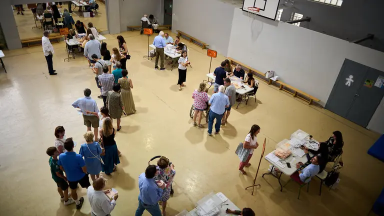 Miles de personas ejercen su derecho al voto en Pamplona durante la jornada electoral del 23 de julio. PABLO LASAOSA