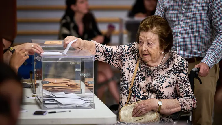 Miles de personas ejercen su derecho al voto en Pamplona durante la jornada electoral del 23 de julio. PABLO LASAOSA