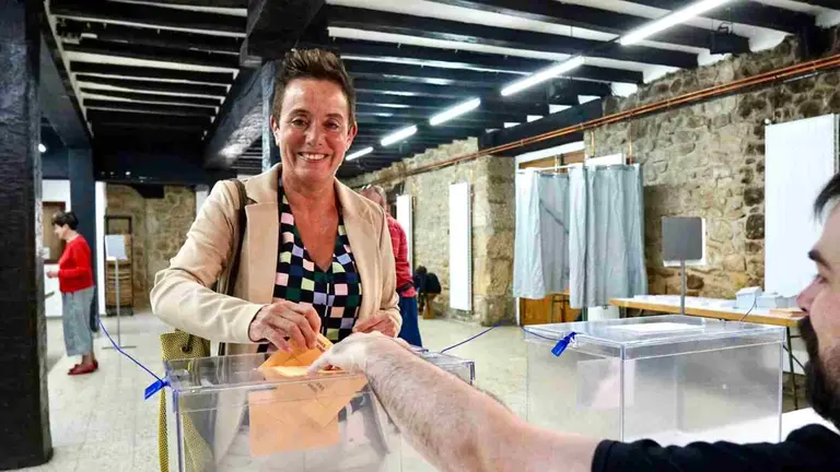 Bel Pozueta, candidata de EH Bildu por Navarra, ejerce su dercho al voto. BILDU