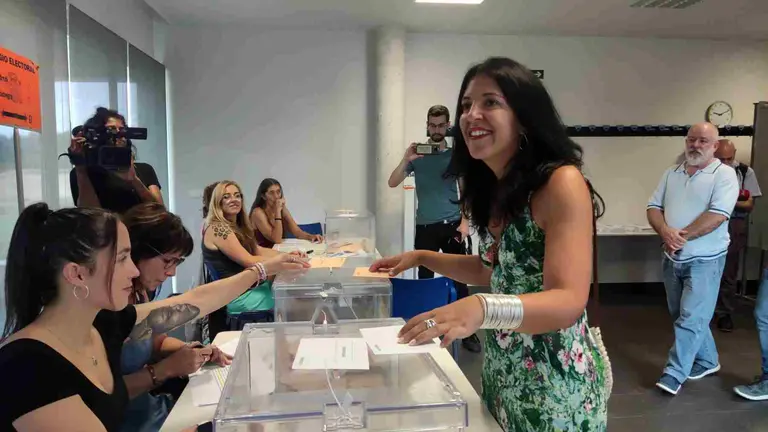 La candidata de Sumar, Idoia Villanueva, vota en su colegio electoral de Elorz. SUMAR