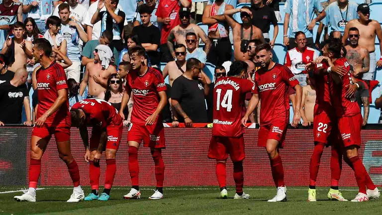 Los jugadores del Osasuna celebran el gol marcado por su compañero Rubén García (4d) durante el partido de la jornada 1 de LaLiga que disputan el Celta de Vigo y el Osasuna este domingo en el estadio de Balaídos en Vigo.- EFE/ Salvador Sas