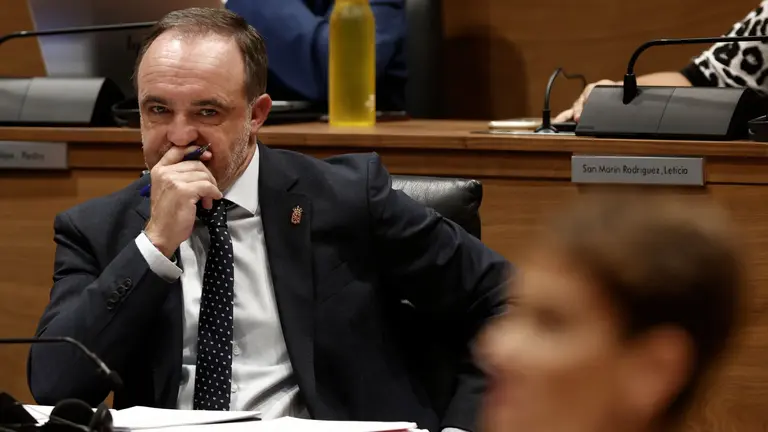 El parlamentario de UPN Javier Esparza escucha la intervención de la candidata a reeditar la presidencia del Gobierno de Navarra María Chivite. EFE/ Jesus Diges