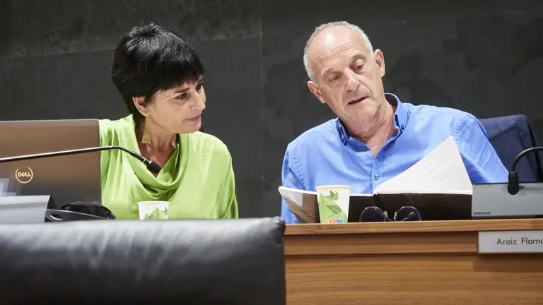 La portavoz de EH Bildu en el Parlamento de Navarra, Laura Aznal, y el parlamentario de EH Bildu Adolfo Araiz, en el debate de investidura de la socialista María Chivite como presidenta de Navarra. - EDUARDO SANZ-EUROPA PRESS