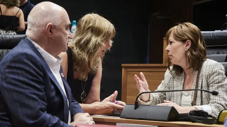 La portavoz de Geroa Bai, Uxue Barkos (d), conversa con el vicepresidente segundo del Gobierno de Navarra en funciones, José María Aierdi, y con la consejera de Relaciones Ciudadanas, Ana Ollo, en el debate de investidura de María Chivite. - EDUARDO SANZ-EUROPA PRESS