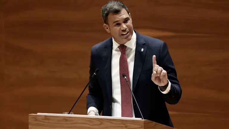 El portavoz del grupo parlamentario del PPN Javier García durante su intervención en la sesión de investidura de la candidata a presidir Navarra, María Chivite quien cuenta con los apoyos de PSN, Geroa Bai y Contigo-Zurekin, por lo que necesitará de una nueva votación el martes para ser elegida por mayoría simple. EFE/ Jesus Diges