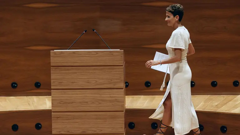 La candidata a presidir Navarra, María Chivite, se dispone a dar la réplica a los portavoces de los grupos políticos que han intervenido en la mañana de este lunes. La sesión continúa esta tarde, cuando tendrá lugar la primera votación para ver si cuenta con los apoyos necesarios para lograr la presidencia del Gobierno de Navarra. EFE/Jesús Diges