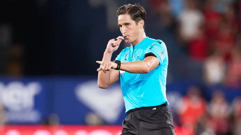José Luis Munuera Montero en el partido Osasuna - Athletic. Ricardo Larreina / Afp7 / Europa Press.