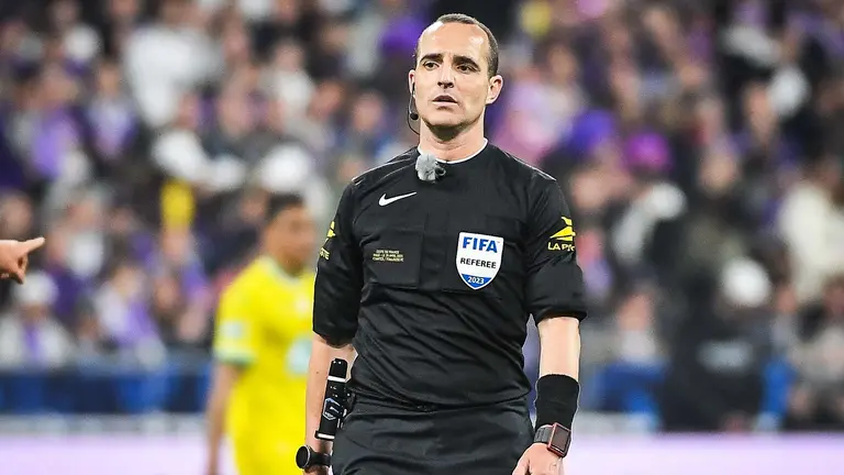 El árbitro Benoit Millot en la final de la Copa de Francia de 2023 entre el Nantes y el Toulouse. Photo Matthieu Mirville / Dppi / Afp7 / Europa Press.