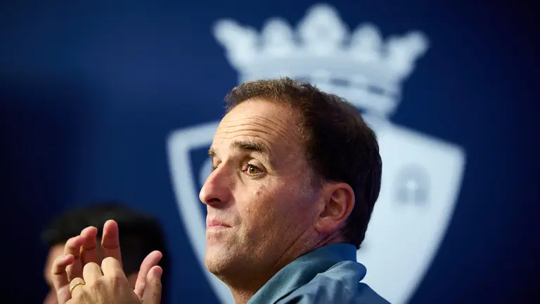 Jagoba Arrasate, entrenador de Osasuna junto a Unai García, jugador de Osasuna ofrecen una rueda de prensa antes del partido contra el Brujas. PABLO LASAOSA