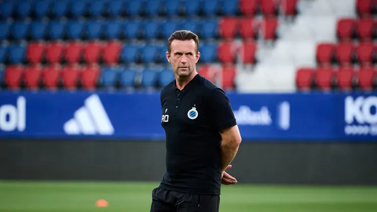 Ronny Deila observa el entrenamiento del Brujas en El Sadar. PABLO LASAOSA