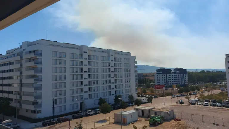 Imagen de la columna de humo del incendio del Perdón visible desde Pamplona. CEDIDA