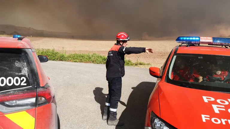 Imágenes del incendio forestal que se ha declarado este jueves por la tarde en Artajona . EDUARDO SANZ / EUROPA PRESS