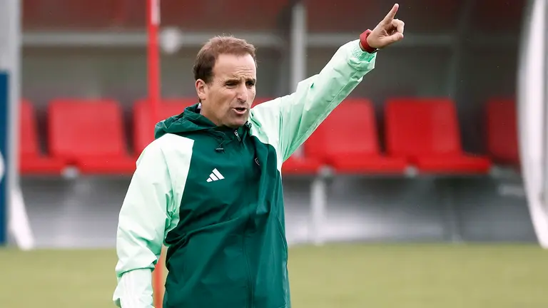 El entrenador de Osasuna, Jagoba Arrasate, durante el ultimo entrenamiento de este martes en las instalaciones de Tajonar antes de partir hacia Belgica donde el equipo rojillo disputará este jueves el partido de vuelta de la Conference League frente al Brujas. Este próximo domingo también se enfrentará al Barcelona en partido de liga en el Estadio de El Sadar. EFE/Jesús Diges