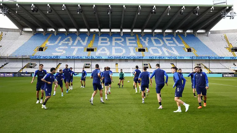 Los jugadores rojillos calientan en el estadio Jan Breydel de brujas. CA Osasuna.