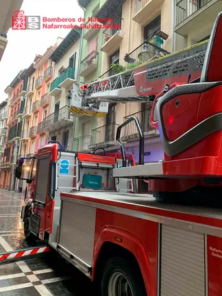 Los bomberos intervienen en la Casco Antiguo de Pamplona por el temporal. BOMBEROS DE NAVARRA
