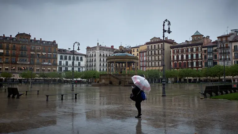 Paso de las tormentas asociadas a la DANA que está cruzando la península por las calles de Pamplona. IÑIGO ALZUGARAY
