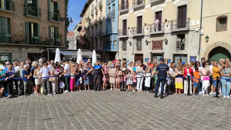 Cientos de pamploneses aguardan a la llegada de los Reyes de España en la Catedral de Pamplona. NAVARRA.COM