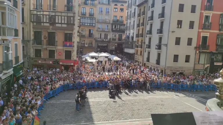 Cientos de personas esperando en la plaza del Ayuntamiento. NAVARRA.COM