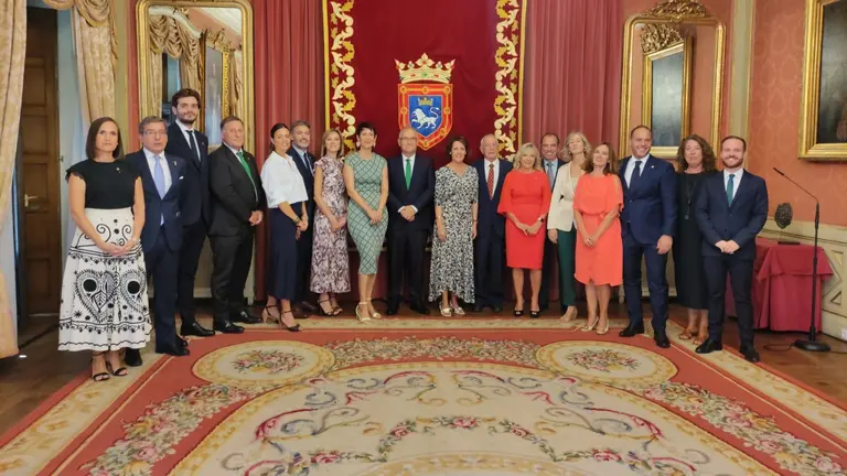 Fotografía de grupo de los invitados de honor en el Ayuntamiento de Pamplona. NAVARRA.COM