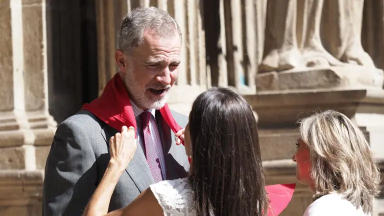 La Reina Doña Letizia anuda un pañuelo rojo de Sanfemrines al Rey Don Felipe en su visita a la Casa Consistorial de Pamplona. - EDUARDO SANZ-EUROPA PRESS