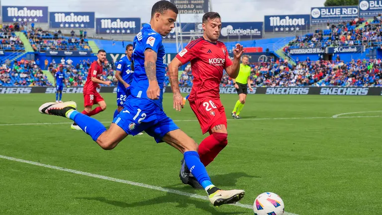 El delantero inglés del Getafe Mason Greenwood (i) se dispone a chutar el balón ante Jose Manuel Arnaiz , centrocampista de Osasuna durante el partido de la jornada 5 de LaLiga EA Sports contra Osasuna, en el Coliseum Alfonso Pérez de Getafe.-EFE/ Fernando Alvarado
