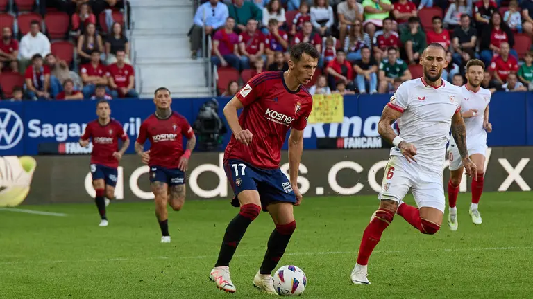 Ante Budimir y Nemanja Gudelj durante el partido de La Liga EA Sports entre CA Osasuna y Sevilla FC disputado en El Sadar. IÑIGO ALZUGARAY